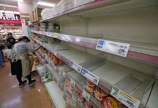 후쿠오카 시내 마트 매장이 텅 비어있다. 로이터 연합뉴스